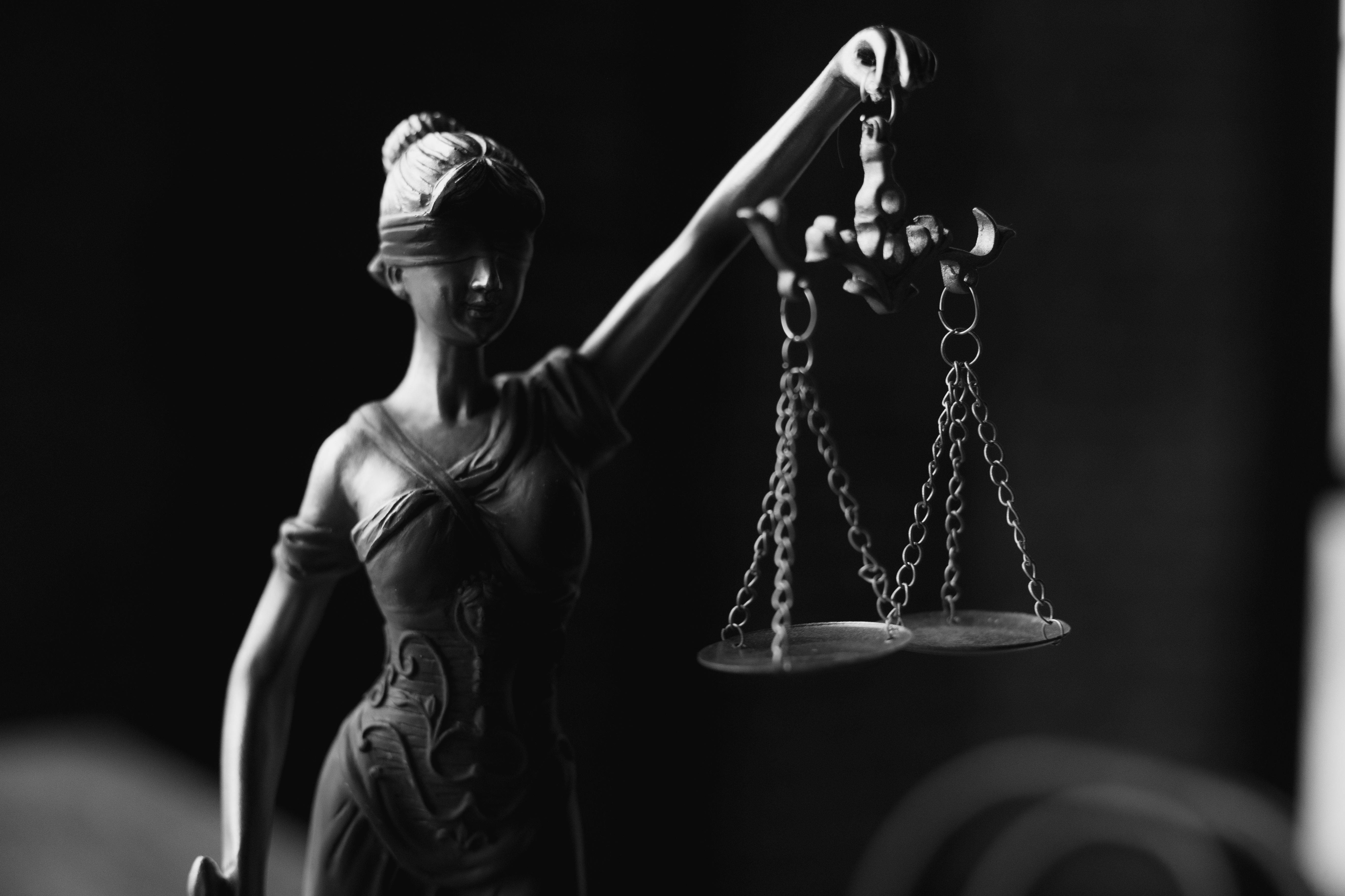 Lady Justice hitam putih - lambang hukum